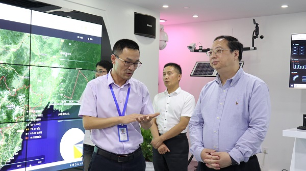 杭州市副市長王宏一行在托普云農展廳參觀