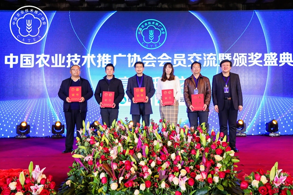 牛伯濤副會長為第九屆中國農業推廣征文獲獎者頒發證書